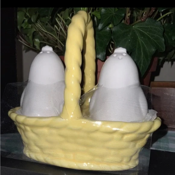 Rae Dunn Chicks in a Basket Salt & Pepper Shakers - Picture 2 of 6